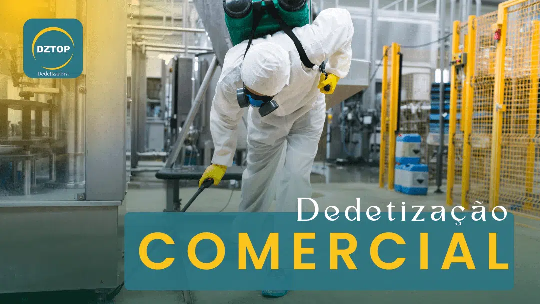 Dedetização Comercial DZTOP Dedetizadora. Um profiossional, vestido com capa de proteção branca está aplicando o inseticida em galpão industrial.